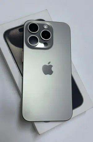 Iphone 15 pro silver titanium ايفون 15 برو لون فضي تيتانيوم  مميز وقليل الجهاز 128 جيجا معاه كرتونه