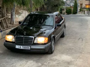 مرسيدس بنز الفئة E موديل 1992 لون أسود بحالة جيدة