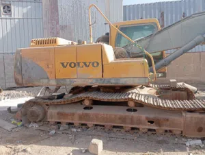 نشتري جميع انواع حفارات الفولفو المعطله قطع غيار