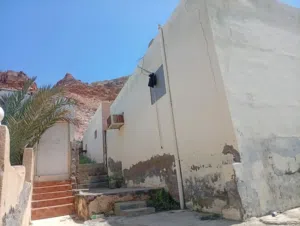 أرض بأربع شقق للبيع في مسقط الحمرية