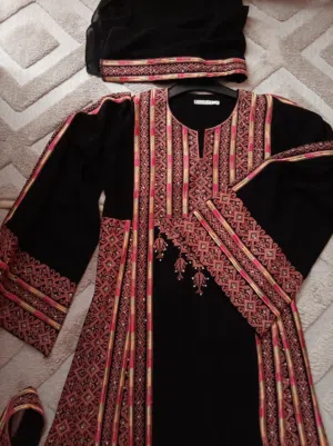 ثوب مطرز ماكنه