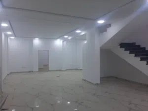 صالة خادمية  للأجار مقابل محلات نادي الاهلي طابلينو