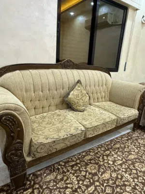 طقمين كنب بحالة جيدة جدا للبيع