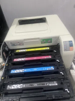 طابعه Hp ومعاها خمس علب حبر الوان جديد وسته مستعمل بسعر خيالي