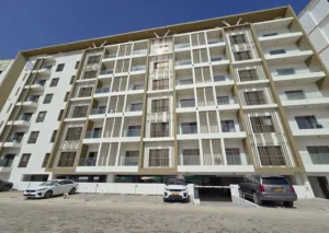 شقه للبيع العذيبه موقع مميز قريب وكاله MG مبني زين العذيبه/Apartment for sale in Al-Azaiba