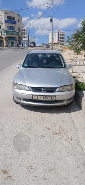 سيارة أوبل فيكترا 2000 فضية مستعملة بحالة ممتازة وتقسيم داخلي أسود