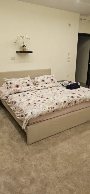 تخت مجوز ايكيا مع فرشة زمبركية ايكيا وتسريحة وكمدينات بدون خزانة وتخت بيبي بسعر مغري جدا