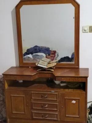 ميزمرايه مرتيه نضيف بعده وبيه مجال