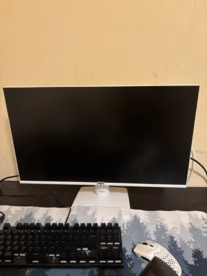 شاشه MSI نظيفه ودقتها عاليه وماتشتكي من شي صامل براعيك بسعر