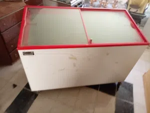 فريزر بطح  بحاله ممتازه موتور شغال 100% بحاجه فقط الى غاز