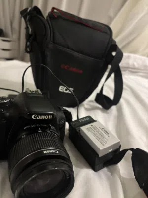 كاميره كانون 600D الكاميره بحاله ممتازه جدا جدا ماتحتاج لها اي شي معا شاحنها وشنطتها وبتريها