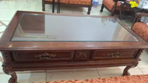 طاولات خشب قوي و طاولتين قزاز و طاولة خشب نضاف جداً الطاولة الكبيرة تقريباً متر و نص بمتر و الطاولت