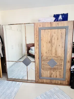 دولاب ملابس فاخر باب جرار من بان الامارات