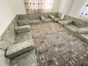 جلسة أرضية مع سجادة