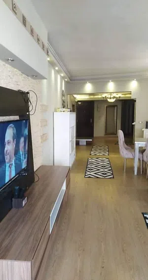 شقة مفروشة للايجار اليومي 2500 جنيه بجوار جميع الخدمات مكيفة بالكامل وبها جميع الكماليات والاجهزة