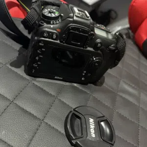 للبيع Nikon D7100 بحالة ممتازة – جاهزة للتصوير الاحترافي