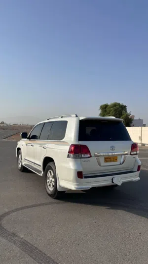 تويوتا لاند كروزر 2010 فول أوبشن بمحرك 6000 سي سي مع دبل معروض للبيع