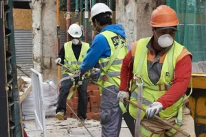 عمال بناء محترفين