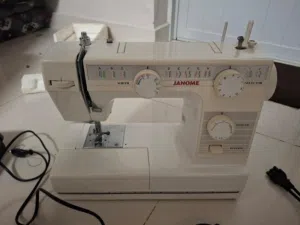 للبيع ماكينة خياطة JANOME الأصلية بحالة جديدة 100%، لم تُستخدم إطلاقاً.