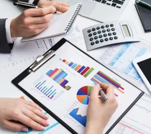 دكتور متخصص في الاقتصاد والمالية والمحاسبة