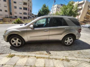 سيارة مرسيدس بنز الفئة-M موديل 2008 مستعملة بحالة جيدة مع جوانب تقنية عالية
