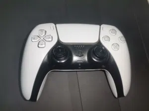 ايد ps5 لون ابيض جاية بباكيتها