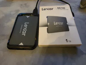 للبيع SSD بحالة ممتازة الموديل: Lexar NS100 (SATA) السعة: 1TB سريع ومناسب لتسريع ال