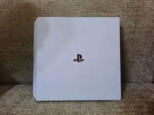 PS4 pro بلايستيشن فور برو مهكر ابيض  ون تيرا استعمال شهرين وخذيت فايف البيع 2500 دينار معاه كل شيء