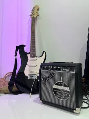 Squier Affinity Strat & Fender 10G Amp + Bag & accessories - Perfect Condition