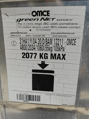 خزانات بلاستيكية مربعة الشكل صناعة ايطالية بحالة ممتازة جدا للبيع تصلح للمزارع والمشاتل سعة 2000 لتر