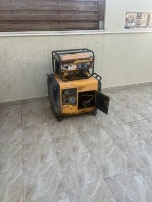 أثنين مولدات كهربائية الكبير يخدم بالنافطة والصغير بنزينة