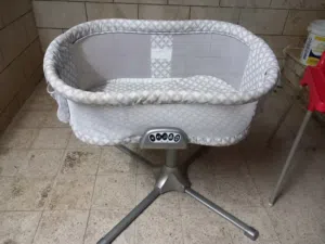 سرير اطفال مع كرسي طعام