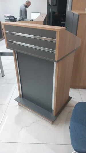 طاولة إلقاء متوفر بعدة الوان