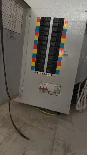 للبيع لوحة كهرباء 3 فاز (3 Phase) بحالة ممتازة