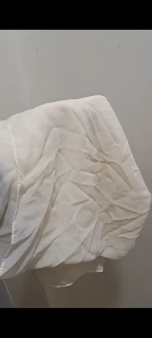 شيلة بيضاء مايلة للصفرة  جديدة ( إستعمال خفيف)