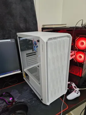 العنوان: كيس كمبيوتر Antec أبيض مميز ونظيف جداً للبيع