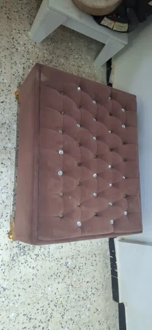 كنبه وكرسيين وطاوله
