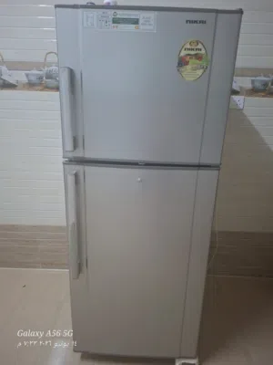 ثلاجه حجم وسط حاله جيده للبيع