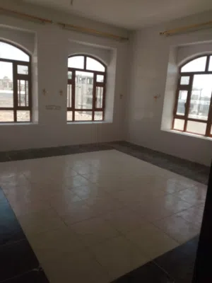 شقه للايجار 4غرف حمامين مطبخ دوار ثاني الوكس سرميك وصاله كبيره بلكونه