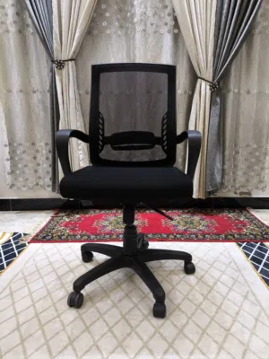 كرسي اسود راقي انيق و مرتب يصلح للمكتب و كل شيء