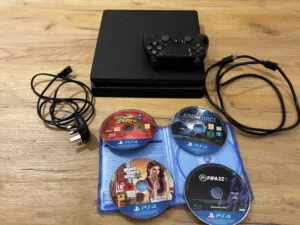 سوني بلاي ستيشن 4  اسود سليم مستخدم مساحه عاليه شيك الوصف للمزيد من المعلومات