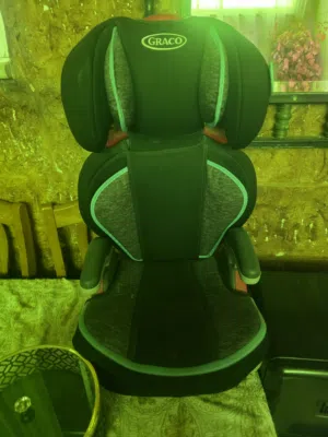 مقعد اطفال للسيارة