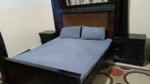 تخت مجوز مع فرشة و2كمودينة للبيع بسعر