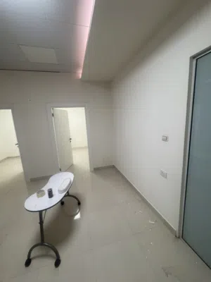 فرصة ذهبية للبنات فقط : يوجد صالون ستاتي متوفر فيه للايجار الشهري صبية اضافر + صبية رموش