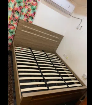 سرير مقاس 200×180 من صفات هوم بحاله ممتازة جدا مثل الجديد بدون مرتبه