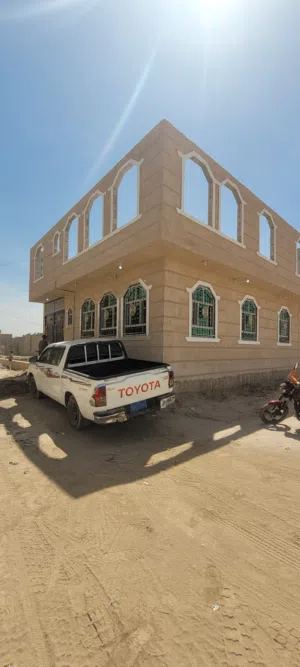 منزل للبيع مساحه 3 لبن شارعين 6و6 وسط حي سكني مخطط دوله قريب جدا لسوق وجميع الخدمات حي مزدحم بسكان