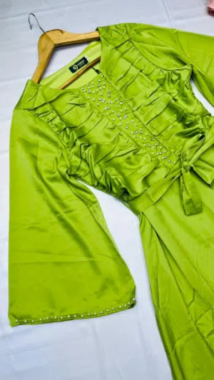 الفساتين الفخمه فساتين جديدة العرض  ولسه في السوق ما نزلت تحت الخدمه  لايي استفسار