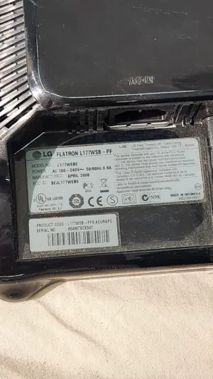 شاشة LG Flatron عريضة 17 إنش (75Hz) بحالة الوكالة ممتازة جداً للبيع