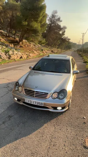 مرسيدس c200 لون ذهبي للبيع بحالة الوكالة