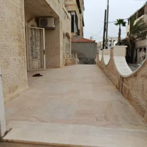 بيت طابقين ارضي معلق وتسوية شقتين مؤجرتين مساحة كل طابق 200 متر في ماركا الجنوبية نادي السباق